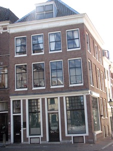 820635 Gezicht op het hoekpand Nieuwegracht 29 - 29bis te Utrecht; rechts de Hamburgerstraat.N.B. Tussen ca. 1850 en ...